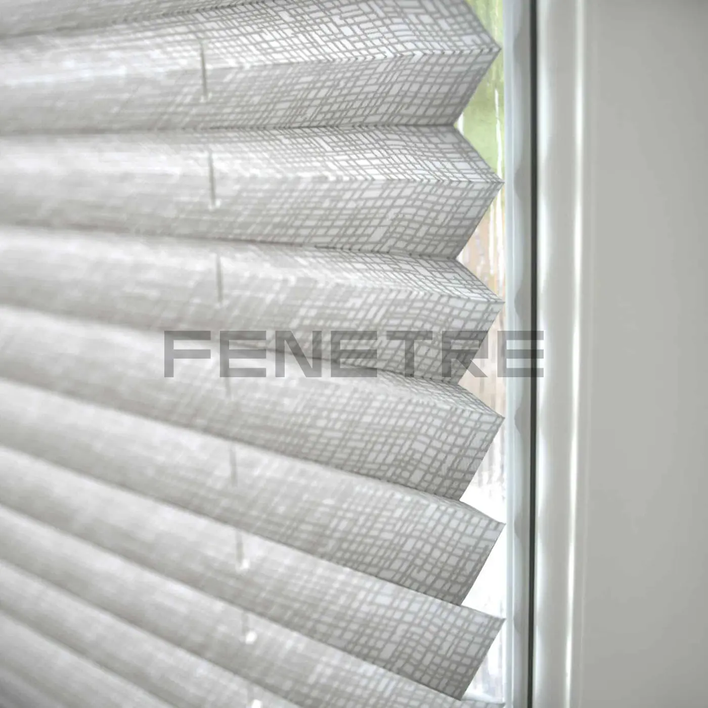 Darıca Bağlarbaşı bebek odasında blackout honeycomb perde